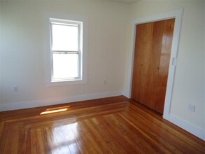 42 Derby St, Unit 3 in Somerville, MA - Building Photo - Building Photo