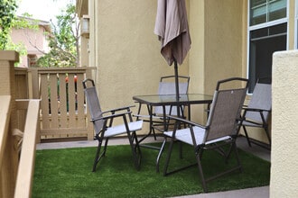 523 W Summerfield Cir in Anaheim, CA - Building Photo - Building Photo