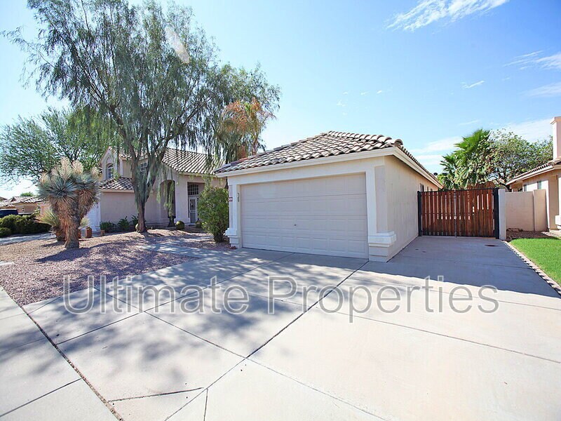 7455 W Crest Ln in Glendale, AZ - Building Photo