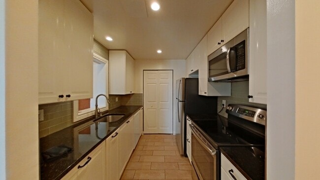 property at 25 Greentree Ln