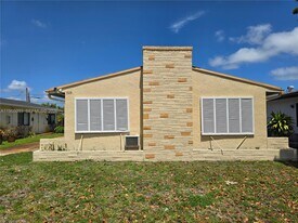 1723 Thomas St in Hollywood, FL - Building Photo