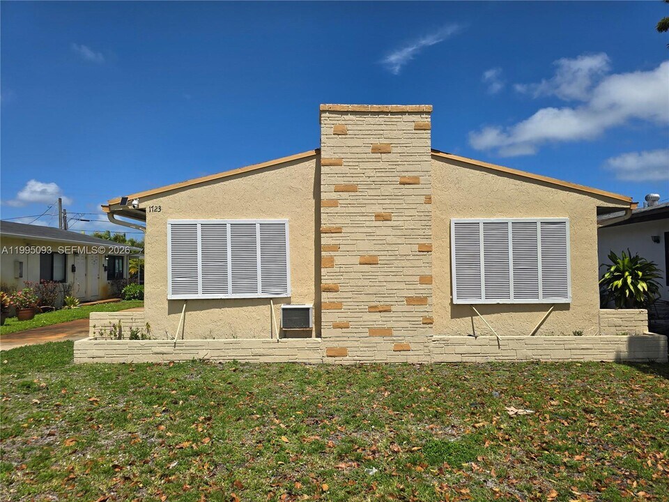 1723 Thomas St in Hollywood, FL - Building Photo