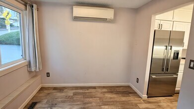 3711 26th Pl W, Unit 108 in Seattle, WA - Foto de edificio - Building Photo