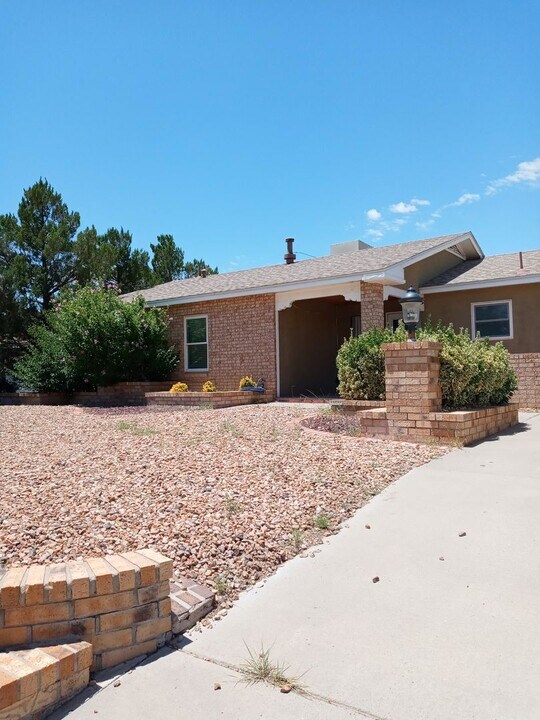 701 Western Hills Dr SE in Rio Rancho, NM - Building Photo