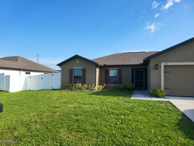 711 Trafalgar Pkwy in Cape Coral, FL - Building Photo - Building Photo