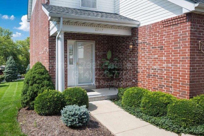 8947 Hilltop Manor Dr in Olivette, MO - Building Photo - Building Photo