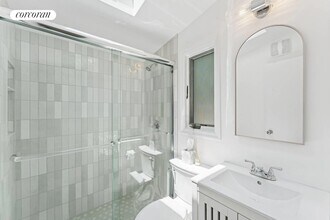 37 Trout Pond Rd in Sag Harbor, NY - Foto de edificio - Building Photo