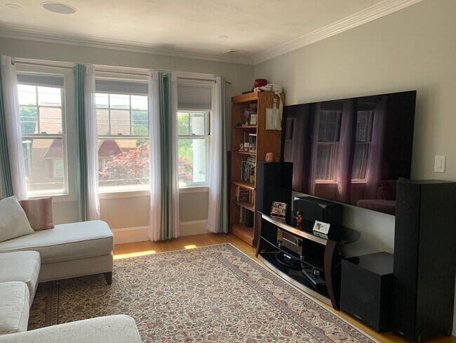 1045 Adams St, Unit 2 in Boston, MA - Foto de edificio - Building Photo