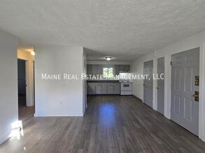 22 Hillside Ln-Unit -1 in Lewiston, ME - Foto de edificio - Building Photo