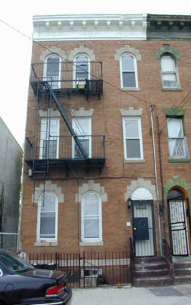 584 Linwood St in Brooklyn, NY - Foto de edificio