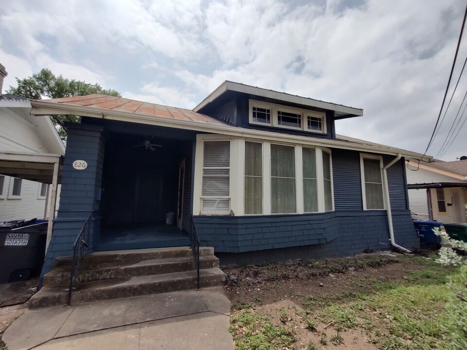 826 W Russell Pl in San Antonio, TX - Building Photo