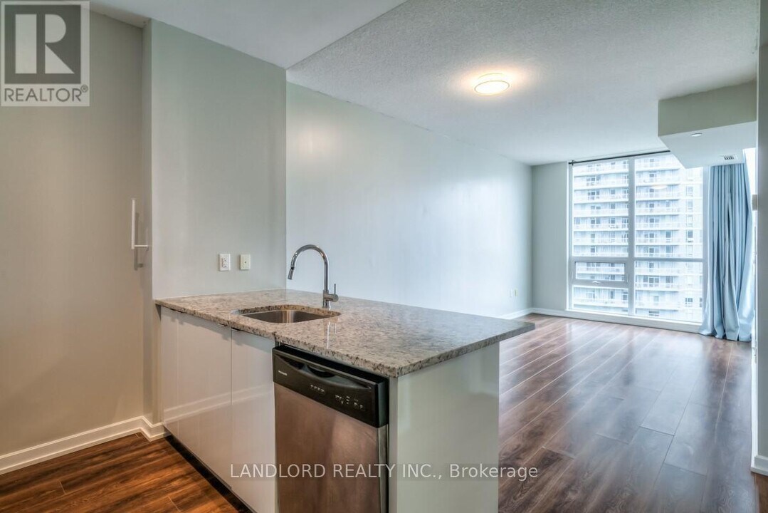 62-962 Forest Manor Rd in Toronto, ON - Building Photo