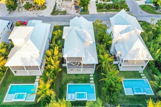 6925 Longboat Dr S in Longboat Key, FL - Foto de edificio - Building Photo