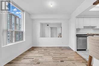 135 Hillcrest Ave in Mississauga, ON - Building Photo - Building Photo