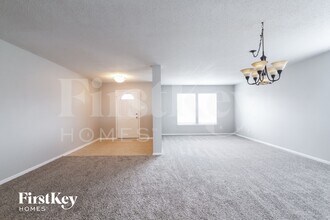 1180 King Maple Dr in Greenfield, IN - Foto de edificio - Building Photo