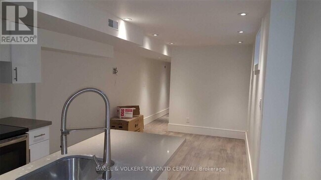 111 Boston Ave in Toronto, ON - Building Photo - Building Photo