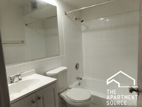 6002 N Kenmore Ave, Unit 303 in Chicago, IL - Foto de edificio - Building Photo