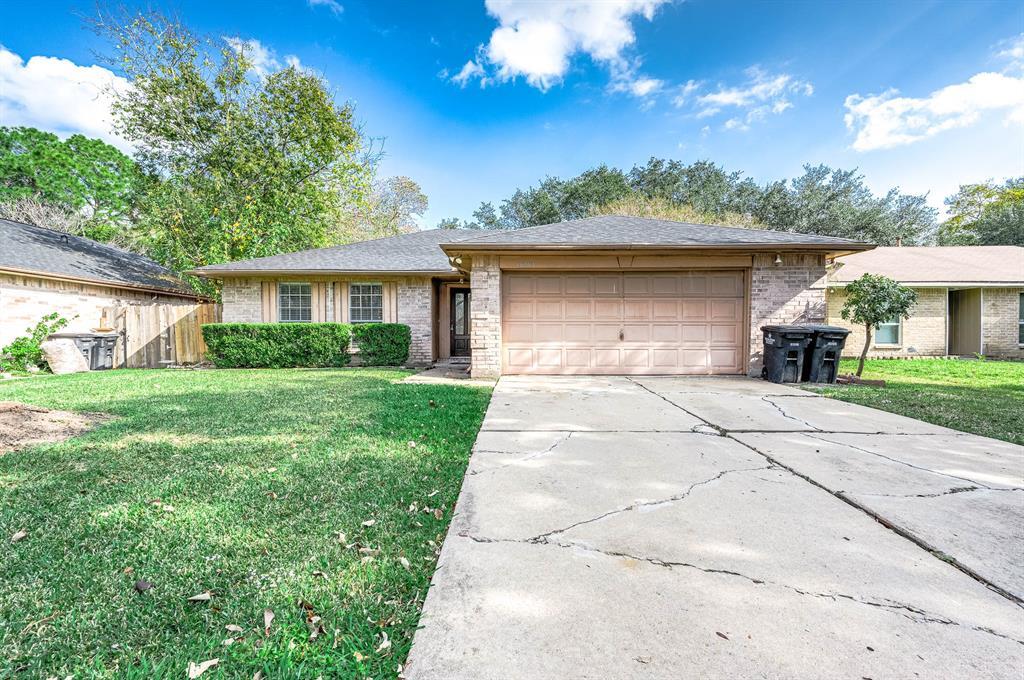 10707 Forest Leaf Dr in Sugar Land, TX - Building Photo