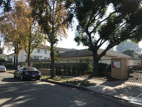 1515 E Rosecrans Ave in Compton, CA - Building Photo - Building Photo