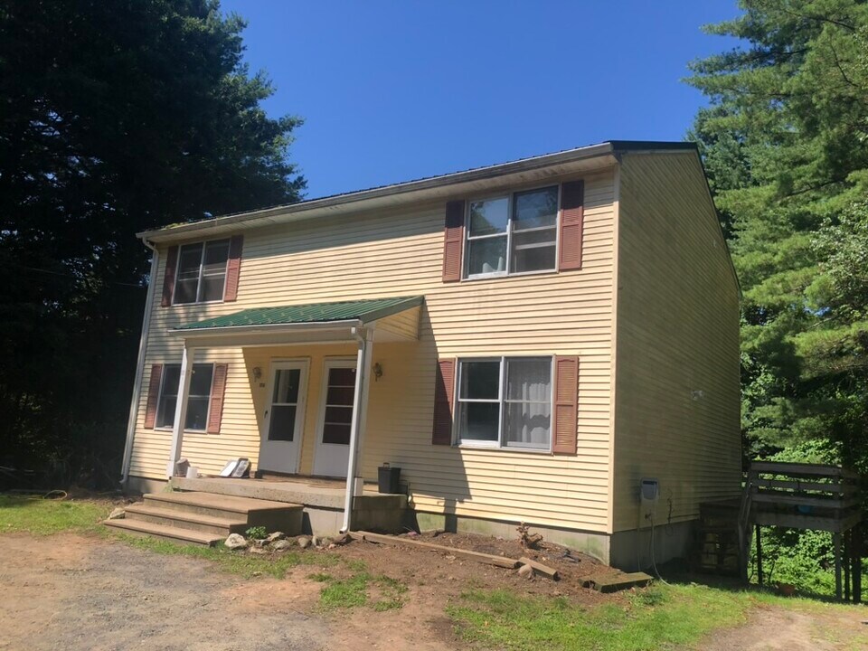 111 Hamilton St in Belchertown, MA - Building Photo
