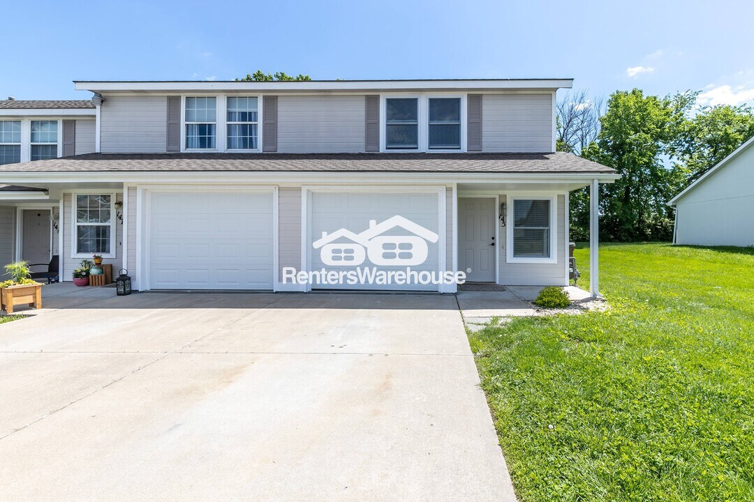 145 N Crest Dr in Raymore, MO - Building Photo