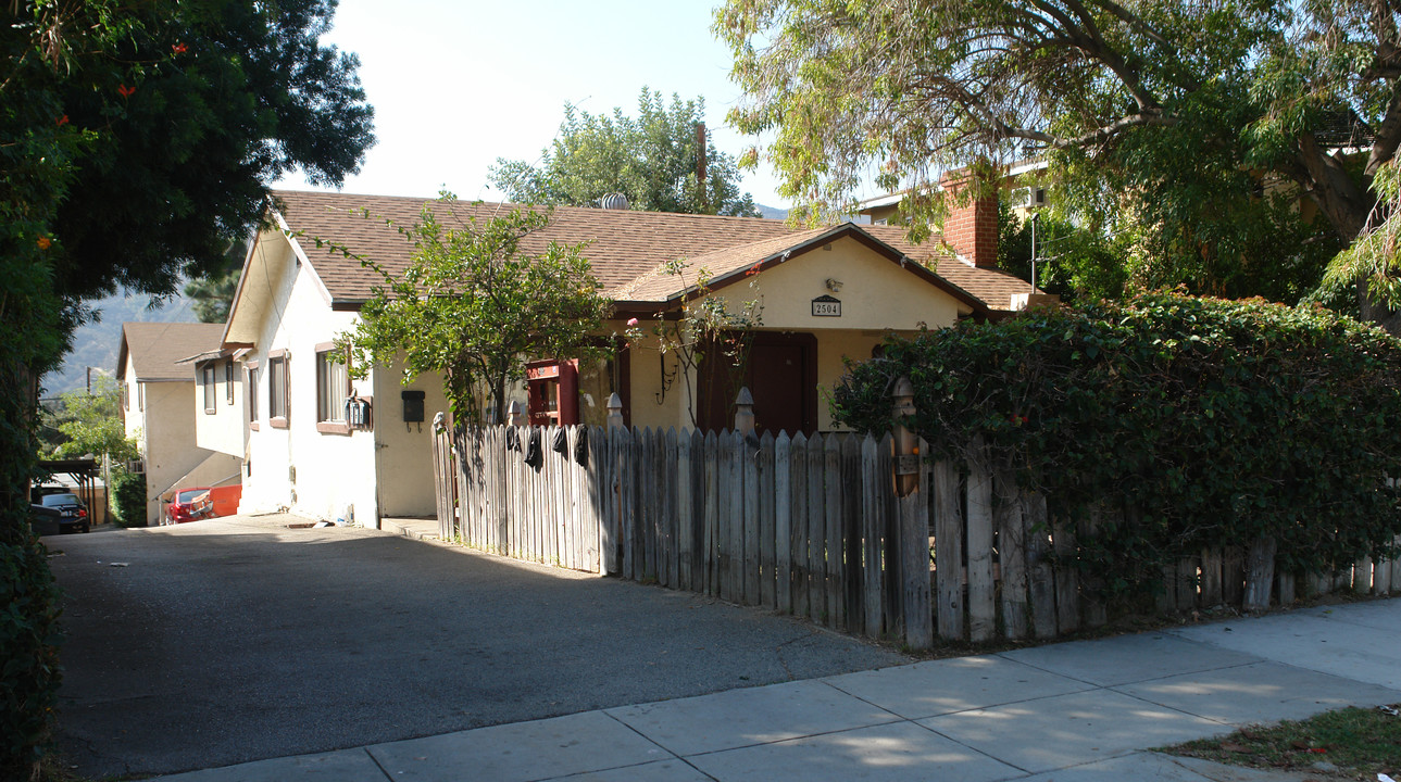 2504 Montrose Ave in Montrose, CA - Building Photo