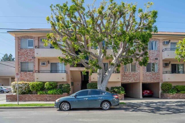 11871 Idaho Ave in Los Angeles, CA - Foto de edificio - Building Photo