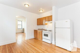 2737 N Spaulding Ave, Unit 319 in Chicago, IL - Building Photo - Building Photo