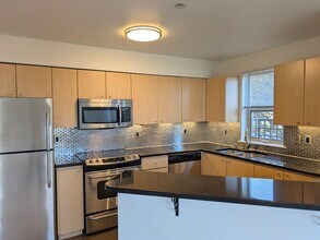 412 11th Avenue, Unit 213 in Seattle, WA - Building Photo - Building Photo