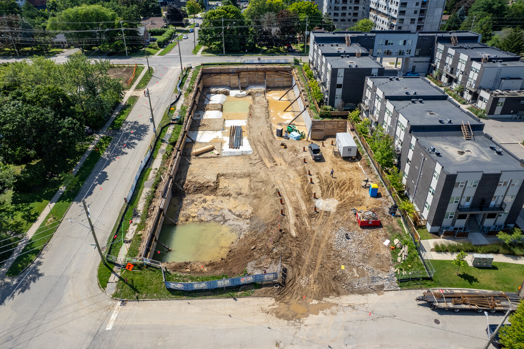 84 Hickory Street West in Waterloo, ON - Building Photo