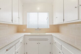 978 S Barrington Ave, Unit 04 in Los Angeles, CA - Building Photo - Building Photo