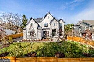 1100 Balls Hill Rd in McLean, VA - Building Photo