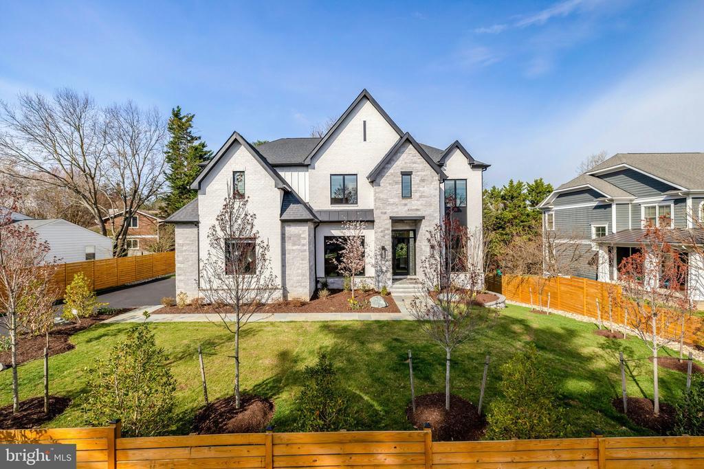 1100 Balls Hill Rd in McLean, VA - Building Photo