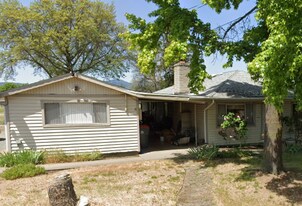 1414 Orchard Home Dr in Medford, OR - Building Photo