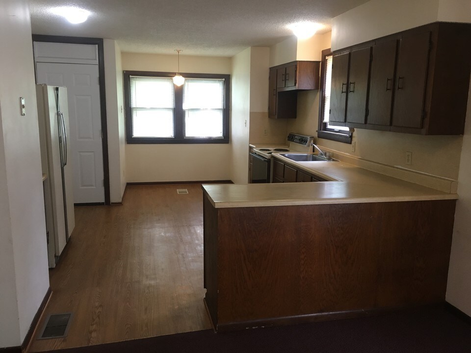 1051 7th St in Charleston, IL - Building Photo