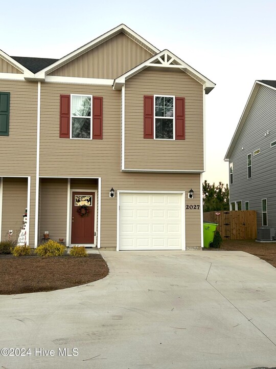 2027 Folkstone Wds Ln in Holly Ridge, NC - Building Photo