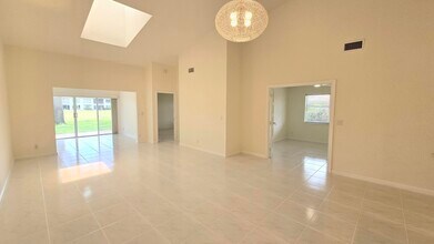 5622 Royal Lake Cir in Boynton Beach, FL - Building Photo - Building Photo