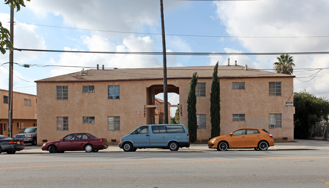 13087-13089 San Fernando Rd in Sylmar, CA - Foto de edificio - Building Photo