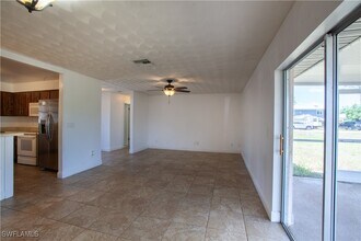 8109 Sanibel Blvd in Ft. Myers, FL - Foto de edificio - Building Photo