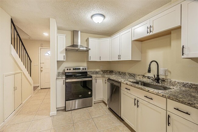 6218 Oak Cluster Cir in Tampa, FL - Building Photo - Building Photo