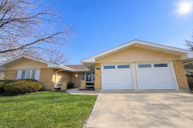 810 W Lakeside Plaza