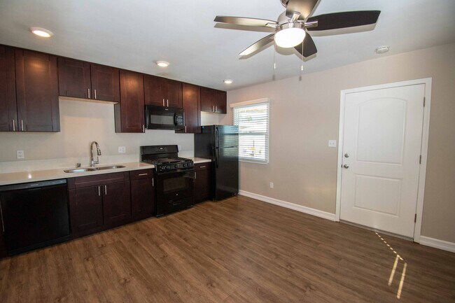 4519-4533 1/2 Delta Street in National City, CA - Foto de edificio - Interior Photo