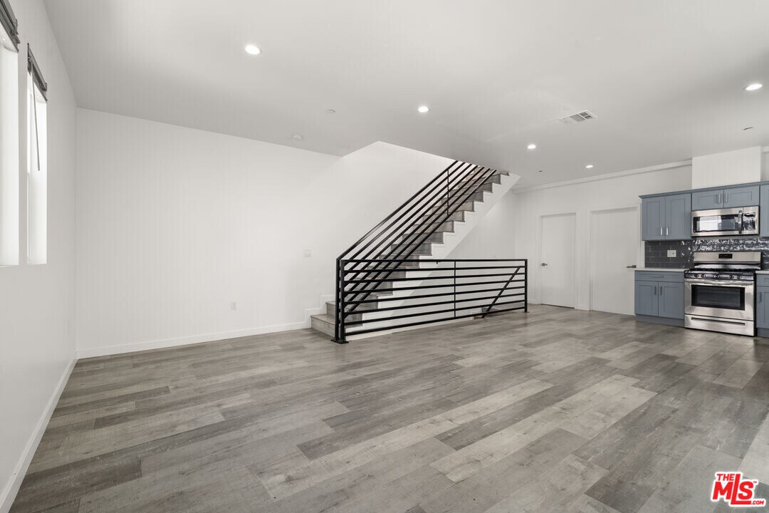 158 Mariposa Ave in Los Angeles, CA - Building Photo