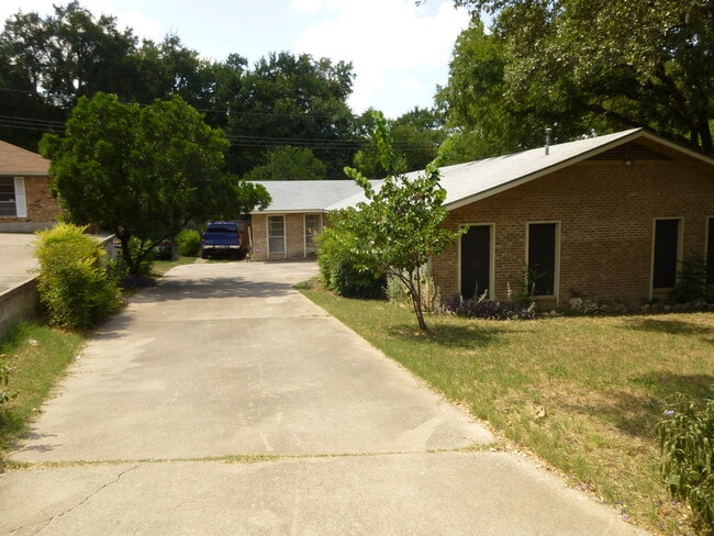 property at 3402 S Oak Dr