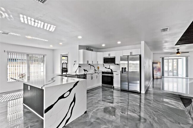 1921 NW 40th Ct in Oakland Park, FL - Foto de edificio - Building Photo