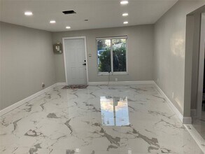 642 NW 14th Way in Fort Lauderdale, FL - Building Photo - Building Photo