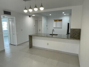 7732 Camino Real in Miami, FL - Foto de edificio - Building Photo