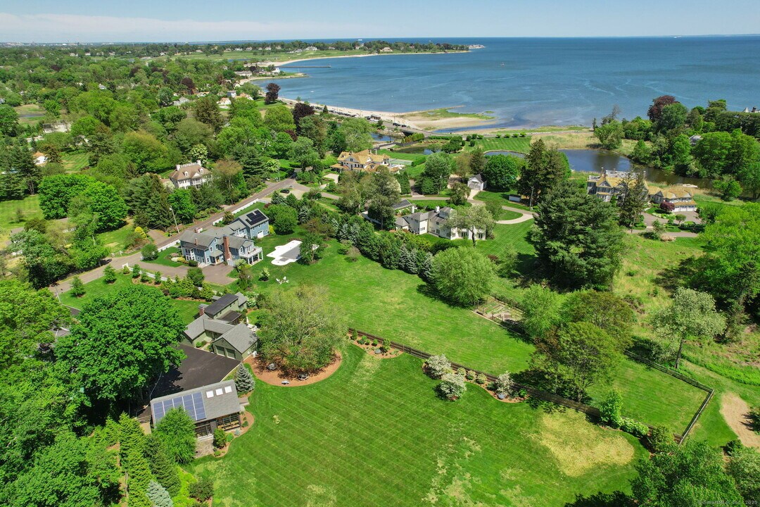 34 Sasco Creek Rd in Westport, CT - Building Photo