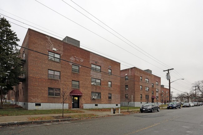 Braddock Gardens in Queens Village, NY - Foto de edificio - Building Photo