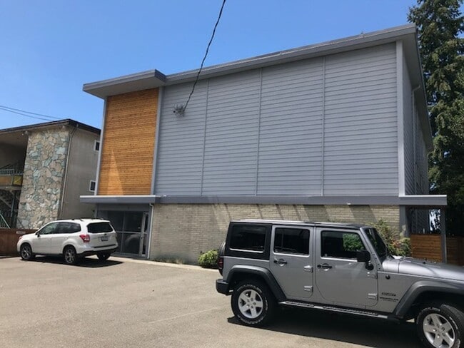 Huge 2 bedroom units in North Greenwood, P in Seattle, WA - Building Photo - Building Photo